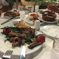รูปภาพถ่ายที่ Kolcuoğlu Restaurant โดย Veli G. เมื่อ 9/8/2015