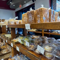 Foto diambil di Shilla Bakery &amp;amp; Cafe oleh Virath P. pada 11/11/2023