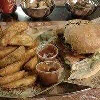 รูปภาพถ่ายที่ 18th Century Burger โดย Lo&amp;#39;ai E. เมื่อ 11/24/2012