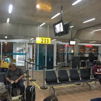 Photo taken at Gate 233 by 🌎🇧🇷🇨🇱 Alexandre C. on 6/9/2017
