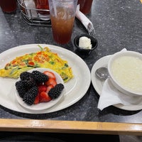 Foto scattata a Mr. Mamas Breakfast and Lunch da Robert H. il 9/22/2023