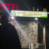 Photo taken at Mustafa’s Gemüse Kebap by Verunka N. on 11/24/2022