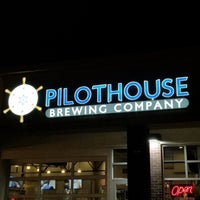 Foto tirada no(a) Pilothouse Brewing Company por Hop G. em 1/19/2019