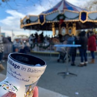 รูปภาพถ่ายที่ Christmas Village in Baltimore โดย Wu-Ning H. เมื่อ 11/27/2021