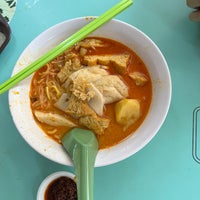 Photo taken at Ah Heng Curry Chicken Bee Hoon Mee 亚王咖喱鸡米粉面 by Calvin C. on 2/22/2023