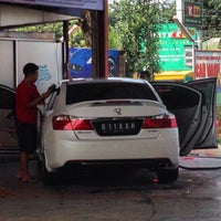 Photo taken at Wash Up (Car Wash &amp;amp; Auto Detailing) by Biah D. on 11/29/2014