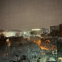 รูปภาพถ่ายที่ DoubleTree by Hilton Madison Downtown โดย Owen H. เมื่อ 3/12/2023