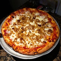 Снимок сделан в Pedone&amp;#39;s Pizza &amp;amp; Italian Food пользователем Jamison N. 8/9/2014