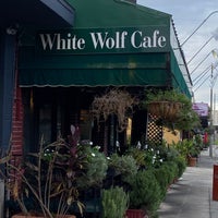 Foto tomada en White Wolf Cafe &amp;amp; Bar  por Cid S. el 8/28/2022
