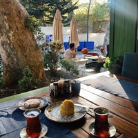 Foto diambil di Kuzguncuk Bostan Cafe oleh hoora pada 8/24/2023