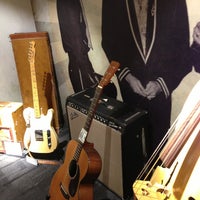 Снимок сделан в Johnny Cash Museum and Bongo Java Cafe пользователем Matt F. 5/26/2013