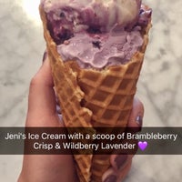 รูปภาพถ่ายที่ Jeni&amp;#39;s Splendid Ice Creams โดย Jenna B. เมื่อ 6/12/2017