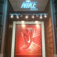 Das Foto wurde bei Nike Store Cola di Rienzo von Luis M. am 1/2/2013 aufgenommen