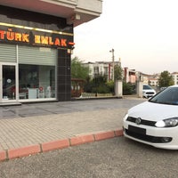 Das Foto wurde bei Öztürk Emlak Ofisi von Mehmet Ö. am 9/20/2017 aufgenommen