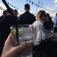 Photo taken at Queen of Hoxton Rooftop by Elisha B. on 4/22/2017
