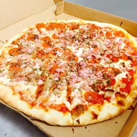 Foto scattata a Johnnys Pizza da Johnnys Pizza il 5/26/2015