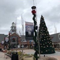 Photo taken at Woodbury Common Premium Outlets by alvin clavert c. on 12/22/2017