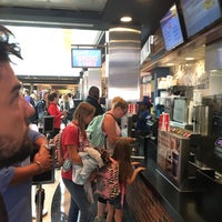 Photo taken at Boardwalk Fresh Burgers &amp;amp; Fries by Simon B. on 9/4/2017