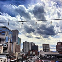 Photo prise au ViewHouse Eatery, Bar &amp;amp; Rooftop par TonyBoy 🍸 le4/21/2013