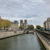 Photo taken at Île de la Cité by Nikolay P. on 10/29/2021
