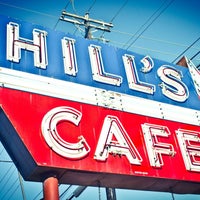5/28/2015 tarihinde Hill&amp;#39;s Cafeziyaretçi tarafından Hill&amp;#39;s Cafe'de çekilen fotoğraf