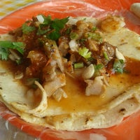 7/13/2013 tarihinde Olivia R.ziyaretçi tarafından Tacos, tacos y más tacos'de çekilen fotoğraf