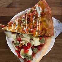 6/19/2017 tarihinde Rebecca S.ziyaretçi tarafından Vinnie&amp;#39;s Pizzeria'de çekilen fotoğraf