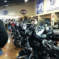 Foto tirada no(a) Lake Shore Harley-Davidson por Patricia J. em 5/6/2012