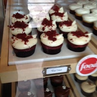 รูปภาพถ่ายที่ Buttercups Cupcakes โดย Andrea G. เมื่อ 8/31/2012