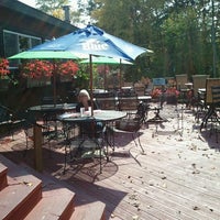 Снимок сделан в Lake House Restaurant and Lodge пользователем Gene Y. 10/5/2012