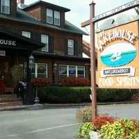 Снимок сделан в Lake House Restaurant and Lodge пользователем Gene Y. 10/5/2012