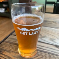 Foto tirada no(a) Lazy Hiker Brewing Co. por MattnDebra G. em 5/15/2021
