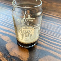 รูปภาพถ่ายที่ Lazy Hiker Brewing Co. โดย MattnDebra G. เมื่อ 5/15/2021