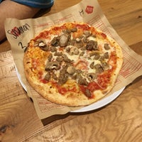 Foto tirada no(a) Mod Pizza por Shannon L. em 3/9/2018