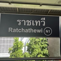 Photo taken at BTS Ratchathewi (N1) by Mitsu N. on 7/13/2023