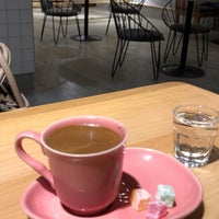 Foto diambil di Ravello Coffee oleh Irem B. pada 5/4/2019