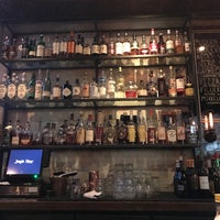 Foto tomada en Jay&amp;#39;s Bar  por Katherine W. el 3/6/2017