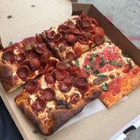 8/13/2017 tarihinde Eleanor E.ziyaretçi tarafından Prince Street Pizza'de çekilen fotoğraf