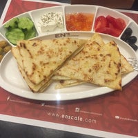 Das Foto wurde bei Velibah Sofrası Restoran, Kahvaltı Evi, Cafe von 🙈🙉🙊 am 8/29/2016 aufgenommen