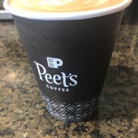 Foto scattata a Peet&amp;#39;s Coffee &amp;amp; Tea da B B. il 9/18/2018