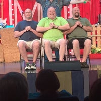 รูปภาพถ่ายที่ Comedy Barn Theater โดย Brianna W. เมื่อ 6/5/2015