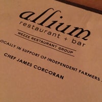 Foto tirada no(a) Allium Restaurant + Bar por Charlsie 🍡 em 10/8/2016