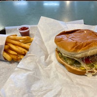Das Foto wurde bei Giant Hamburgers von Brett P. am 2/10/2020 aufgenommen