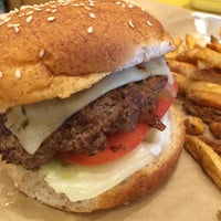 รูปภาพถ่ายที่ MOOYAH Burgers, Fries &amp;amp; Shakes โดย Daniel J. เมื่อ 6/1/2014