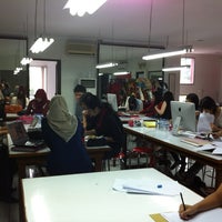 Foto tomada en Arva School of Fashion  por Dibya H. el 12/16/2012
