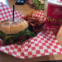Photo taken at Teddy&amp;#39;s Bigger Burgers by Raúl H. on 10/9/2016