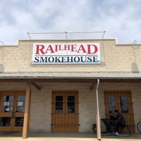 รูปภาพถ่ายที่ Railhead Smokehouse โดย C B. เมื่อ 4/14/2021