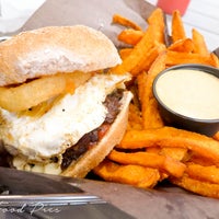 Foto tirada no(a) Burgers n&amp;#39; Fries Forever por Montreal Food Pictures em 6/17/2015