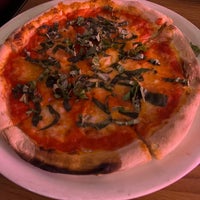 Foto tomada en Ella&amp;#39;s Wood-Fired Pizza  por Steven el 12/4/2021