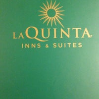 รูปภาพถ่ายที่ La Quinta Inn &amp;amp; Suites San Antonio North Stone Oak โดย Lisa S. เมื่อ 2/23/2013